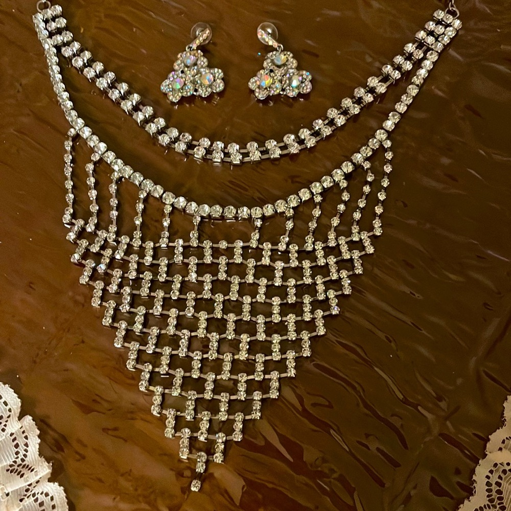 Evening necklace with earrings